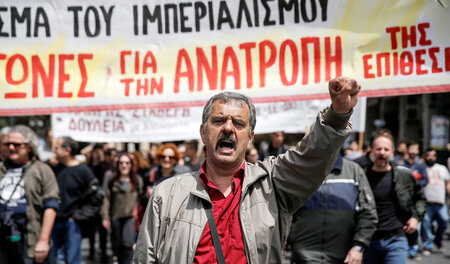 Zehntausende Gewerkschafter demonstrierten am Freitag in Athen g...