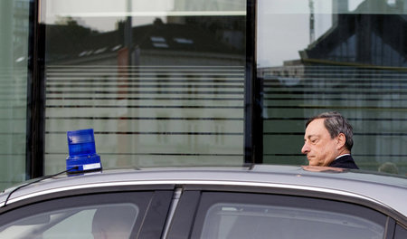 Weniger Bargeld - weniger Bankenpleiten: EZB-Chef Mario Draghi a...