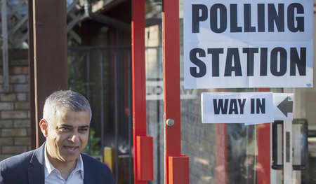 Londons neuer Bürgermeister Sadiq Khan am Donnerstag vor seinem ...