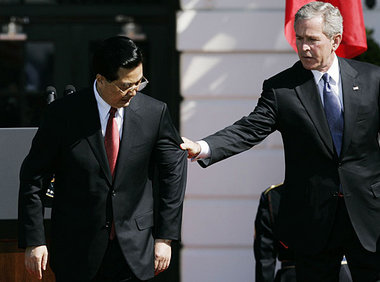 Derb angefaßt: Hu Jintao und George W. Bush vergangene Woche im ... Derb angefaßt: Hu Jintao und George W. Bush vergangene Woche im ...