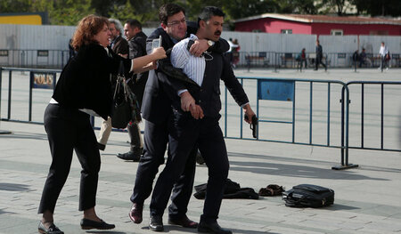Der Attentäter, der auf Can Dündar geschossen hatte, wird vor de...