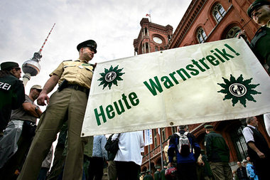 Hierzulande (noch) ein seltenes Bild: Die Polizei im Streik Hierzulande (noch) ein seltenes Bild: Die Polizei im Streik