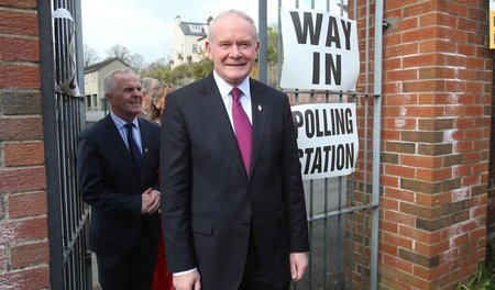 Martin McGuinness von Sinn Fein am Donnerstag beim Verlassen des...