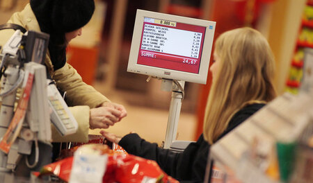 Supermarktkasse in Köln: Abgesprochene Preise sorgen für Extrapr...
