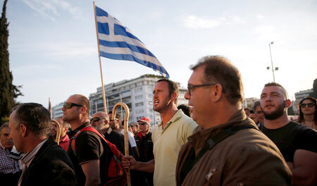 Kein Verständnis für neue Kürzungen: Demonstranten vor dem Parla...