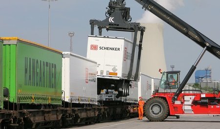 Von der Schiene auf die Straße. Die Bahn verteuert den Gütertran...