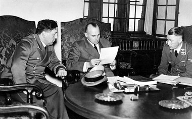 Frank (Mitte) im Oktober 1939 in seinem Arbeitszimmer im Wawel/K...