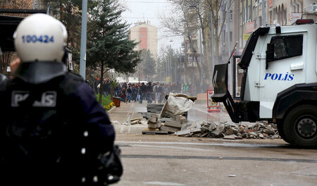 Türkische Polizei in Sur in Diyarbakir. Im Hintergrund sammeln s...