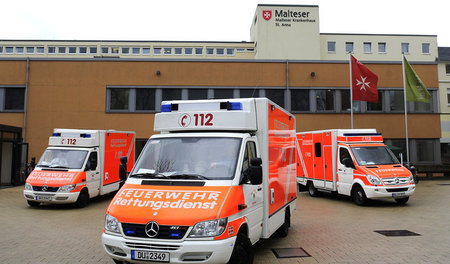 Krankenwagen stehen vor dem Malteser-Krankenhaus St. Anna in Dui...