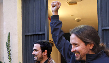 Pablo Iglesias (links) und Alberto Garzón (noch weiter links) fr...