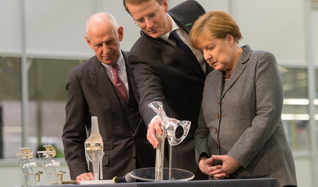 Tuttlingen, 10. März: Angela Merkel mit dem Chef des Medizintech...