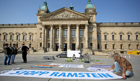 Krieg geht auch von Ramstein aus. Protest vor dem Berliner Reich...