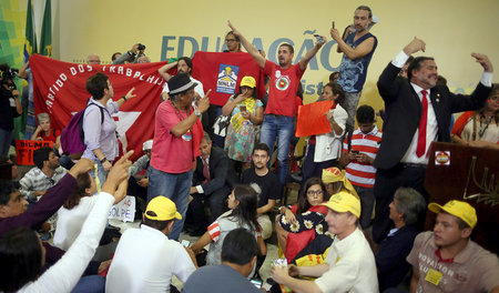 Studenten und Lehrer solidarisieren sich am Montag in Brasília m...