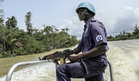 Ein nigerianischer Soldat auf Patrouille im Nigerdelta