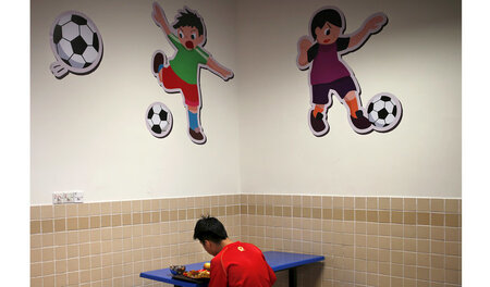 China wird Weltmeister! Student in der Evergrande-Fußball-Uni in...