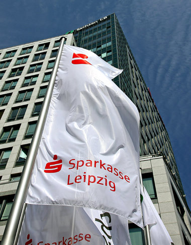 Fröhlich flattert die Fahne im Wind – Zentrale der Sachsen LB in...