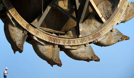 Mit Schaufelradbaggern wird Braunkohle abgebaut. Ganze Dörfer mü...