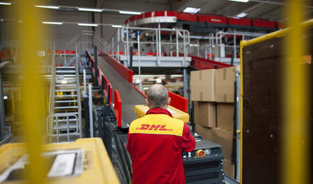 DHL-Mitarbeiter in der Zustellbasis Bochum (20. März 2013)