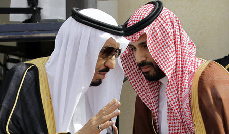 Mohammed Bin Salman (r.), Lieblingssohn des saudischen Königs (l...