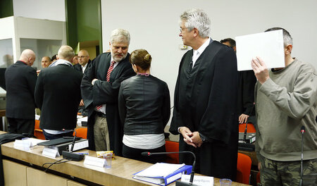 Andreas H. (2. von links) und weitere Angeklagte aus dem »Oldsch...