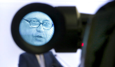 Michail Kasjanow im Visier einer Fernsehkamera