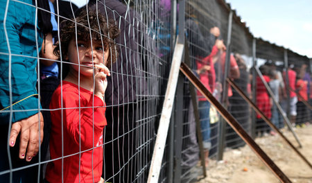 Ein Mädchen wartet am Mittwoch in Idomeni auf die Essensverteilu...