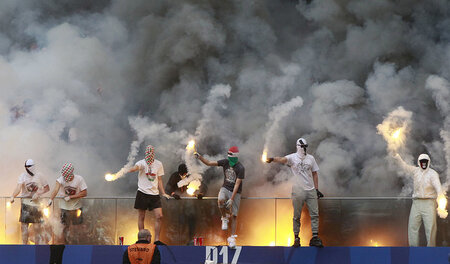 Regierungsgegnern den Galgen angedroht: Fans von Legia Warschau ...