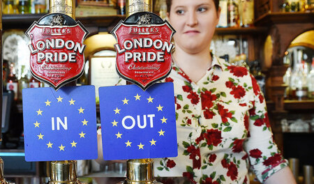 Drinnen oder draußen: Auf jeden Fall gibt es in diesem Pub in Lo...