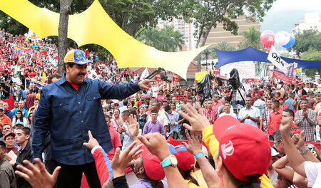 Venezuelas Präsident Nicolás Maduro begrüßt die Demonstranten vo...