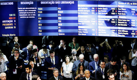 Eine Anzeigetafel im Senat in Brasilia zeigt das Abstimmungserge...