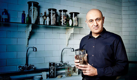Physikprofessor Jim Al-Khalili erforscht die Entdeckung und Nutz... Physikprofessor Jim Al-Khalili erforscht die Entdeckung und Nutz...