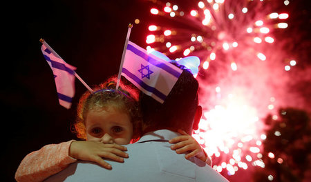 Nicht alle feierten mit: Feuerwerk zum israelischen Unabhängigke... Nicht alle feierten mit: Feuerwerk zum israelischen Unabhängigke...