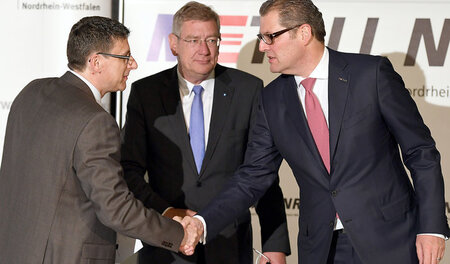 Hand drauf: IG-Metall-Verhandlungsführer Knut Giesler (l.) und G... Hand drauf: IG-Metall-Verhandlungsführer Knut Giesler (l.) und G...