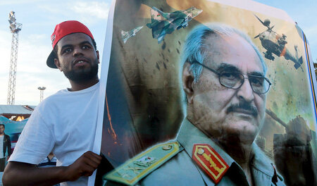 Warlord für höhere Aufgaben: Demonstration mit Haftar-Porträt am... Warlord für höhere Aufgaben: Demonstration mit Haftar-Porträt am...