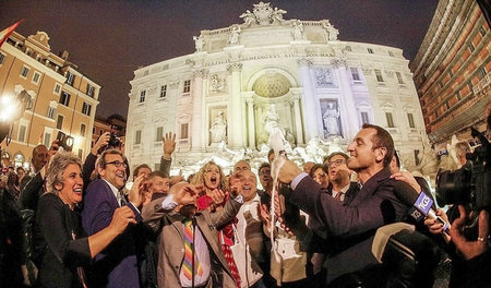 Freudenfeier in Rom: Mehrere Aktivisten begrüßten am Trevi-Brunn...