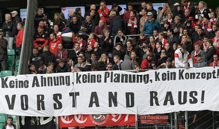 Stuttgart liegt in Wolfsburg: Die VfB-Ultras greifen beim Abstie...