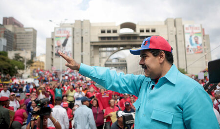 Am Samstag sprach Venezuelas Präsident Maduro vor seinen Anhänge...