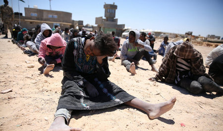 Fluchtwege verschlossen: Migranten werden am Strand der libysche...