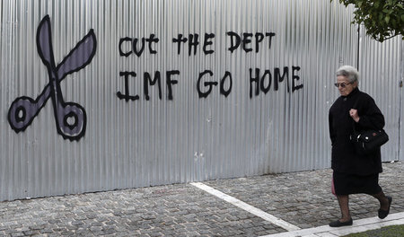 Graffiti in Athen, 24. Januar 2015: »Schuldenschnitt – IWF geh n...