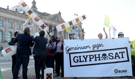 Protest gegen den Einsatz des Pflanzengifts Glyphosat vor dem Bu...