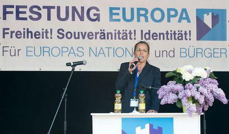 Festerling mit Fliederstrauß: Auftritt bei der »Festung Europa«-...