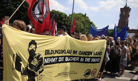 »Nehmt die Bücher in die Hand« (Schüler im Juni 2010 vor dem Ber...