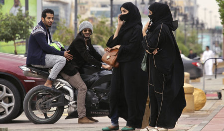 Lachende Frauen gelten in Saudi-Arabien als unschicklich, in der... Lachende Frauen gelten in Saudi-Arabien als unschicklich, in der...