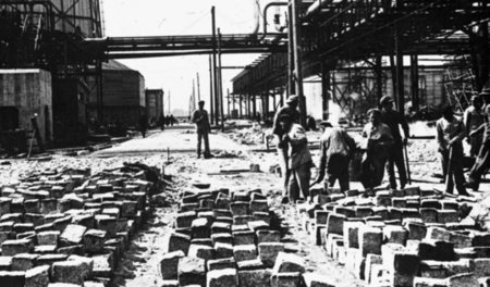 Zwangsarbeitende KZ-Häftlinge der IG-Farben in Auschwitz 1941. P... Zwangsarbeitende KZ-Häftlinge der IG-Farben in Auschwitz 1941. P...