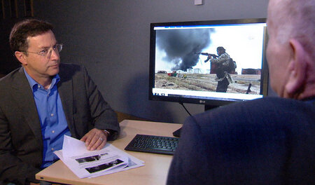 Autor Klaus Scherer im Gespräch mit einem BND-Mann zu IS-Videos.... Autor Klaus Scherer im Gespräch mit einem BND-Mann zu IS-Videos....