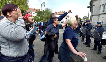 Gefängniswärter demonstrieren am Dienstag vor der Haftanstalt Sa... Gefängniswärter demonstrieren am Dienstag vor der Haftanstalt Sa...