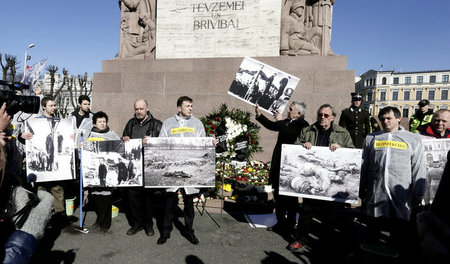 Jedes Jahr gegen die Waffen-SS: Protest am 16. März 2015 in der ...