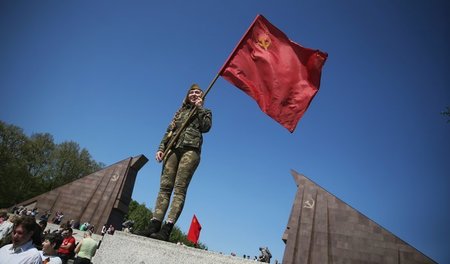 Erinnerung an Kriegsende und Sieg: Demonstrantin vor dem sowjeti...
