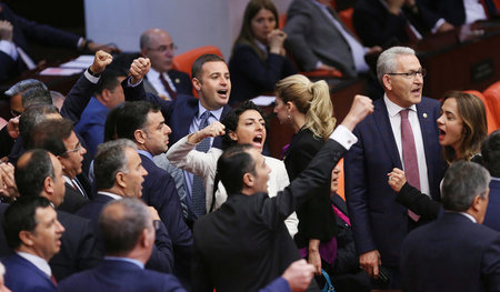Ankara am Freitag: Oppositionsabgeodnete protestieren im Parlame...