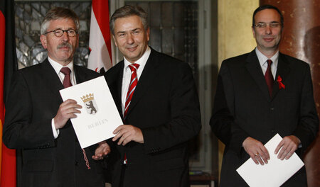 Nach der Wiederwahl 2006 posieren Finanzsenator Thilo Sarrazin, ...